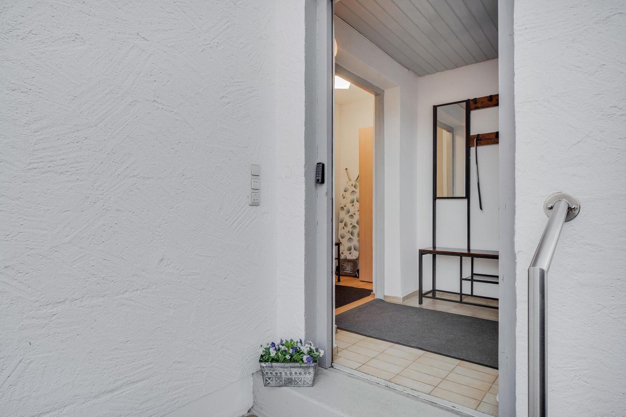 Fewo-Lavees Moderne Zentrale Fewo Nahe Omv Wacker Kliniken Burg -Eigener Eingang-Schluesselloser Check In Burghausen Buitenkant foto