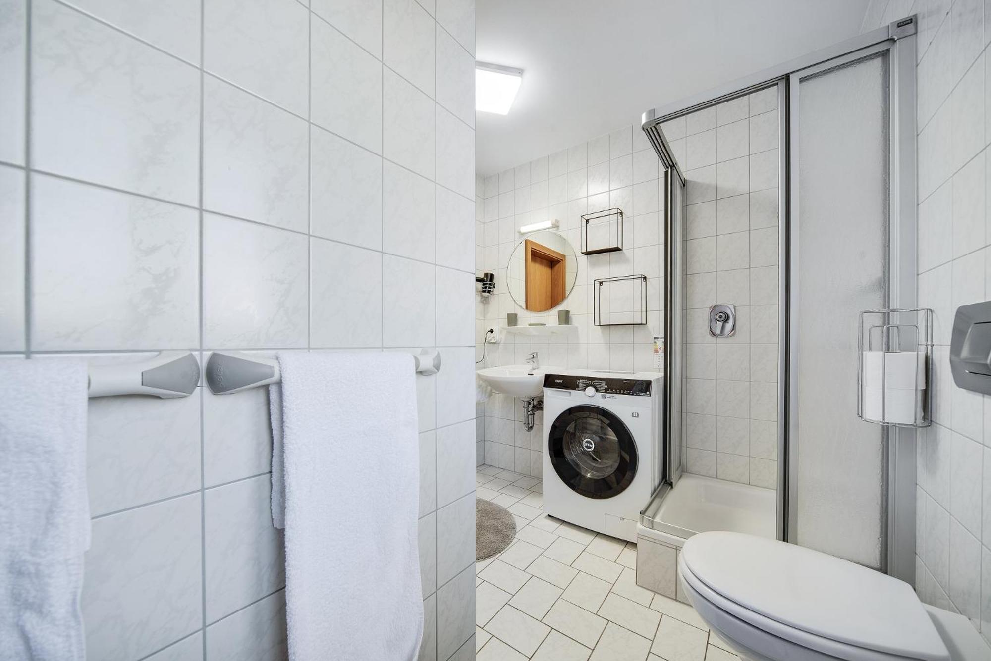Fewo-Lavees Moderne Zentrale Fewo Nahe Omv Wacker Kliniken Burg -Eigener Eingang-Schluesselloser Check In Burghausen Buitenkant foto