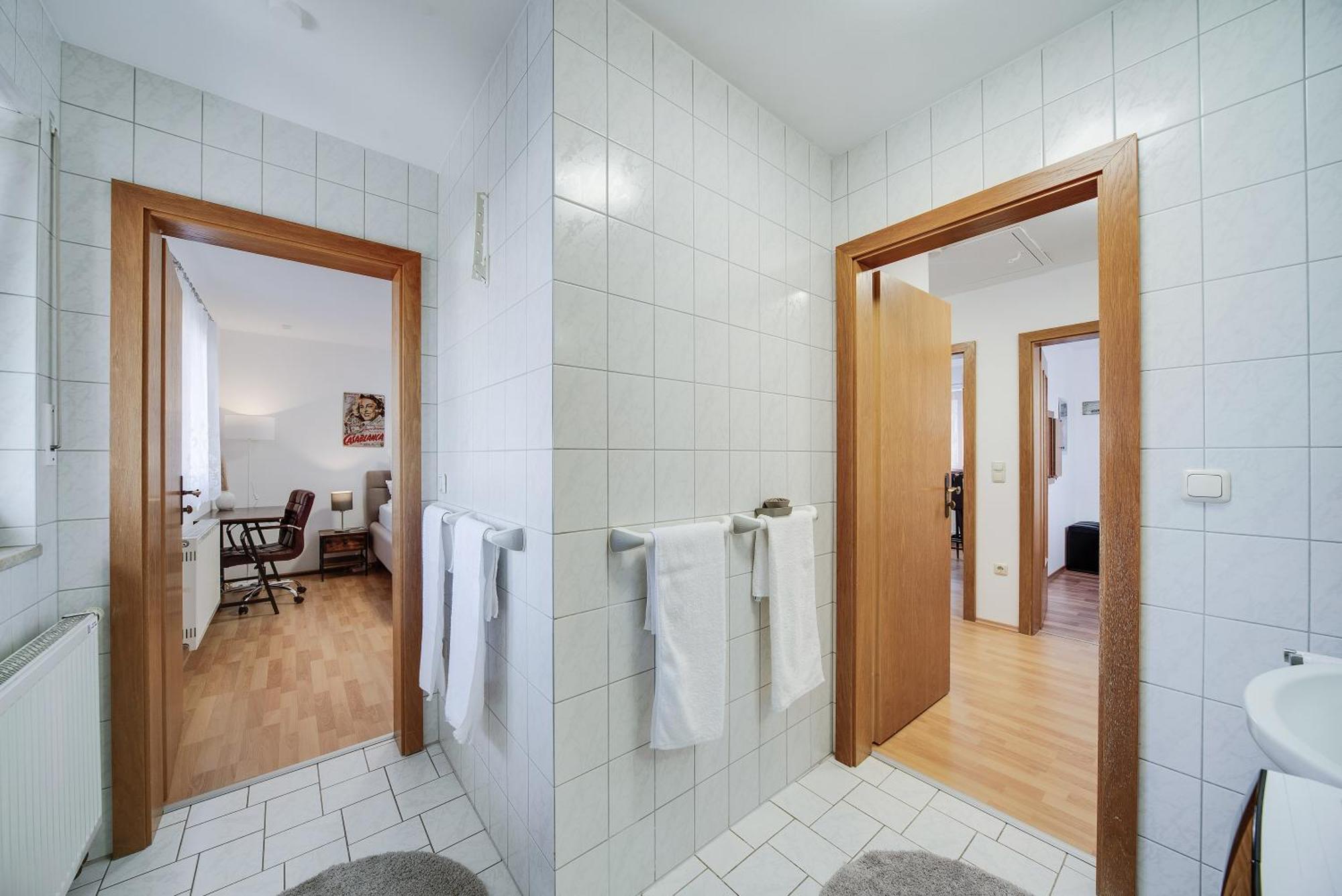Fewo-Lavees Moderne Zentrale Fewo Nahe Omv Wacker Kliniken Burg -Eigener Eingang-Schluesselloser Check In Burghausen Buitenkant foto